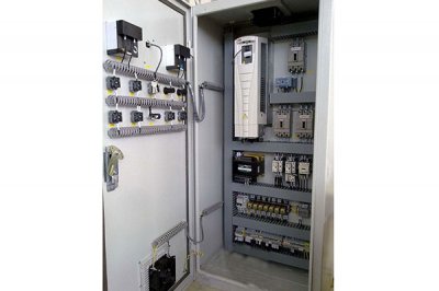 换热站PLC控制柜是如何进行接地操作的？